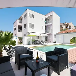Leona Apartment Bibinje